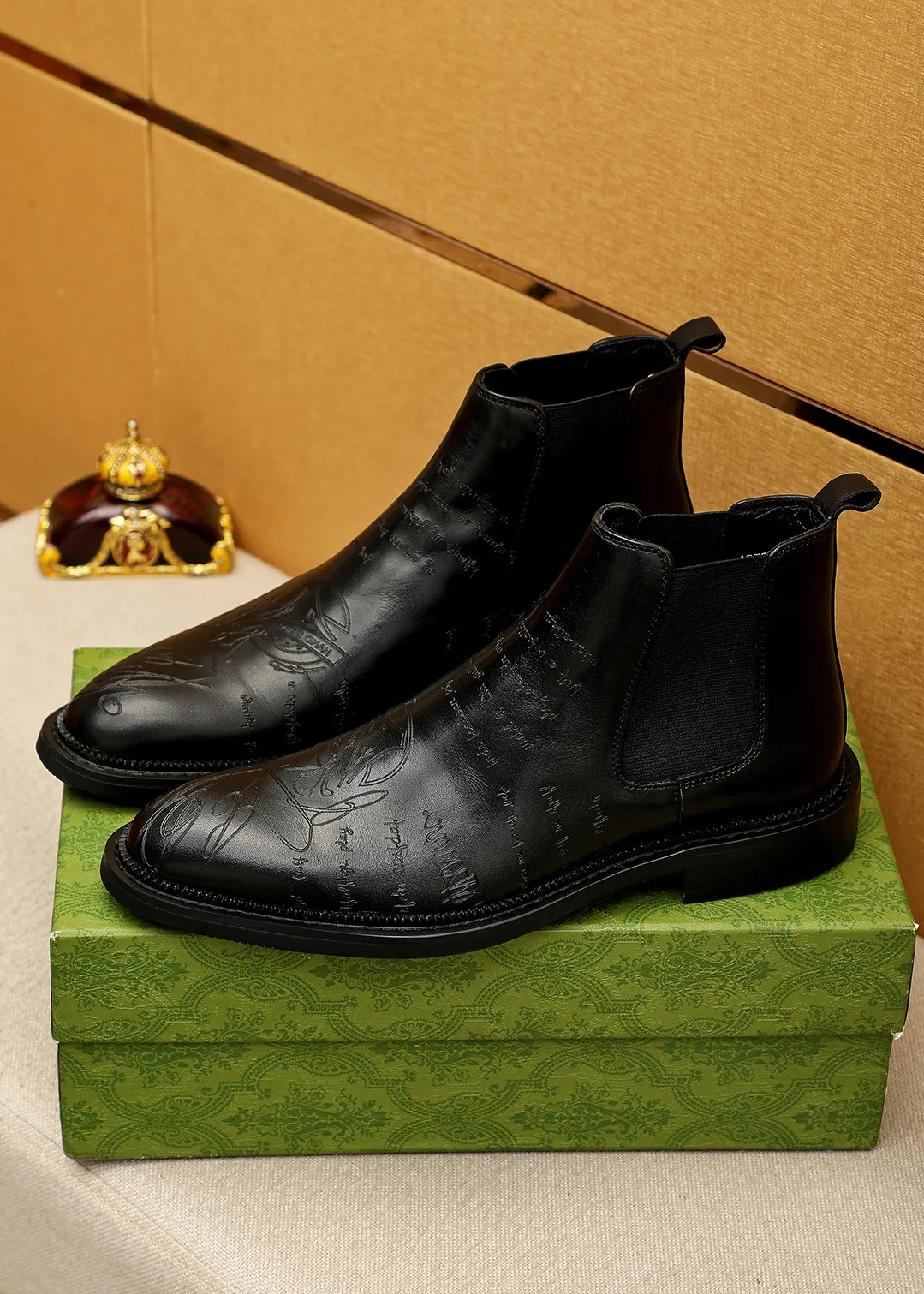 Men's shoes 💰640 💐 Product trademark: GUCCI "Gucci" high-top leather shoes Regular size: 38-44 (37.45.46🉑️Customized) Product materials: Selected imported first-layer calfskin embossed upper + luxury hardware buckle, imported sheep 🐑 leather lining. Strong three-dimensional visual effect, original outsole Color: 3⃣️colors available